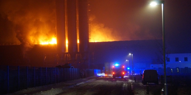 FW Flotwedel: Großbrand bei Recyclingbetrieb in Eicklingen - Rund 150 Einsatzkräfte im stundenlangen Einsatz - Foto: presseportal.de