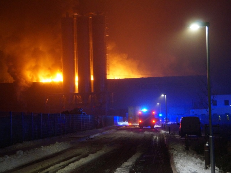 FW Flotwedel: Großbrand bei Recyclingbetrieb in Eicklingen - Rund 150 Einsatzkräfte im stundenlangen Einsatz - Foto: presseportal.de