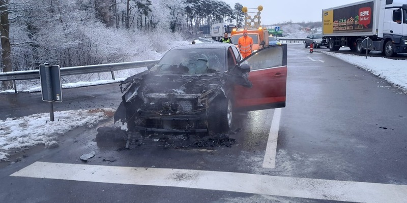 FW-ROW: Nissan gerät in Brand - Foto: presseportal.de
