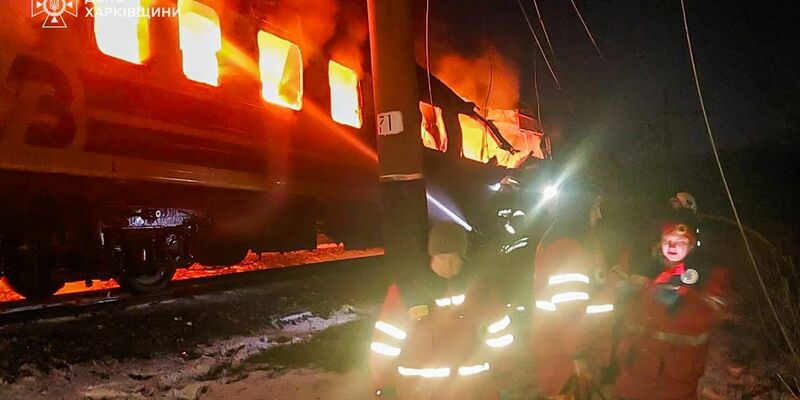 Russland schoss Drohnen auf einen Passagierzug.  - Foto: -/Ukrainian Emergency Service/dpa