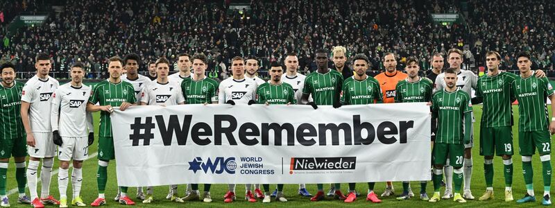 Gemeinsames Gedenken vor dem Anpfiff.  - Foto: Carmen Jaspersen/dpa