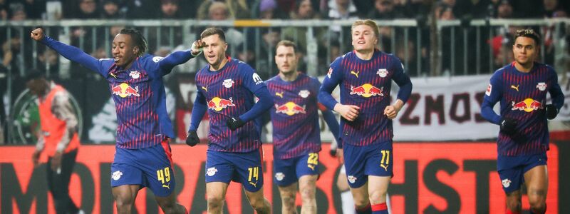 Leipzigs Yan Diomande (l,) jubelt nach seinem Treffer beim FC St. Pauli. - Foto: Christian Charisius/dpa