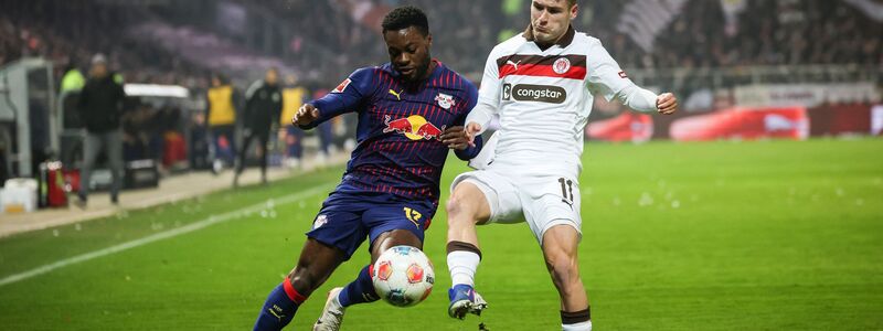 Leipzigs Ridle Baku (l) und St. Paulis Arkadiusz Pyrka kämpfen um den Ball. - Foto: Christian Charisius/dpa