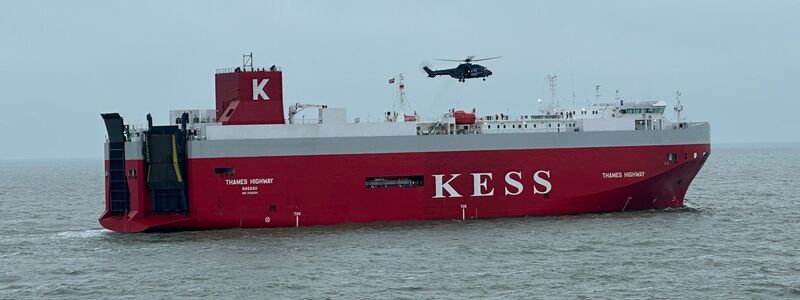 Der Frachter wurde zurück in den Emder Hafen geschleppt. - Foto: --/Havariekommando/dpa