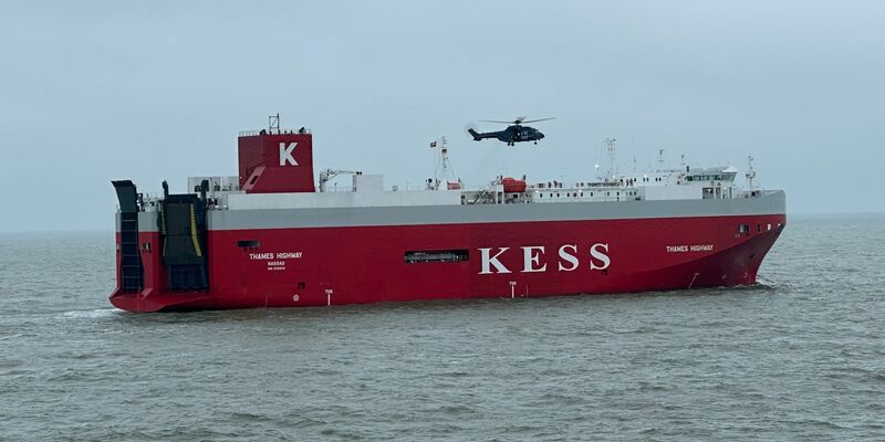 Der Frachter wurde zurück in den Emder Hafen geschleppt. - Foto: --/Havariekommando/dpa