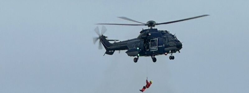 Einsatzkräfte wurden per Helikopter an Land gebracht. - Foto: --/Havariekommando/dpa