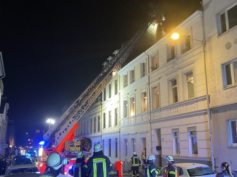 FW-BN: Ausgedehnter Kaminbrand in Bonner Altbau - Bewohner blieben unverletzt - Foto: presseportal.de
