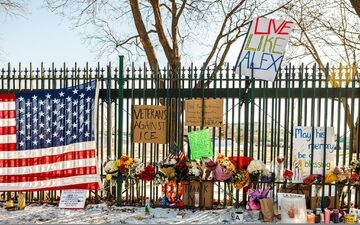 Laut US-Medien gaben zwei Bundesbeamte die SchĂĽsse in Minnesota ab. - Foto: Kerem YĂĽcel | MPR News/Minnesota Public Radio/AP/dpa