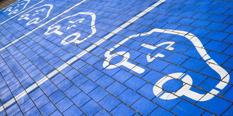 Weltweit wurden vergangenes deutlich mehr Elektroautos neu zugelassen. - Foto: Julian Stratenschulte/dpa