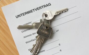Der BGH hat sich mit der Frage befasst, ob ein Vermieter einen Wohnraummietvertrag kĂĽndigen darf, wenn der Mieter die Wohnung gewinnbringend untervermietet. (Symbolbild) - Foto: Fernando Gutierrez-Juarez/dpa