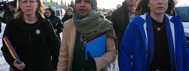 Die demokratische Abgeordnete Ilhan Omar fordert wegen des rabiaten Einsatzes der Sicherheitskräfte des Bundes den Rücktritt von Heimatschutzministerin Kristi Noem. (Archivbild) - Foto: Adam Gray/FR172090 AP/dpa