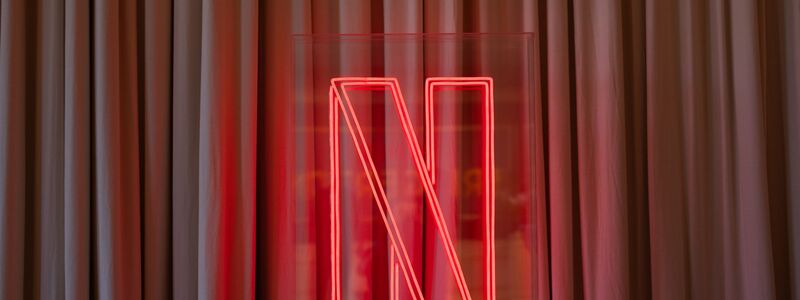 «Bridgerton» gehört zu den erfolgreichsten englischsprachigen Serien bei Netflix. (Symbolbild) - Foto: Rolf Vennenbernd/dpa