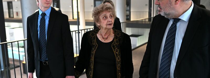 Tochter und Enkel Aron Goodman begleiten die Zeitzeugin Tova Friedman auf ihrer Berlin-Reise. - Foto: Markus Lenhardt/dpa