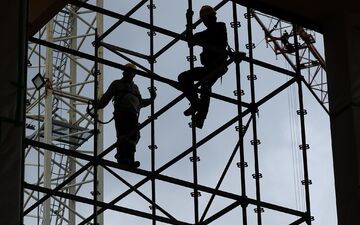 Arbeiter auf der Baustelle: Die Branche dĂĽrfte 2026 nach Jahren der Krise wieder wachsen (Archivbild) - Foto: Jan Woitas/dpa