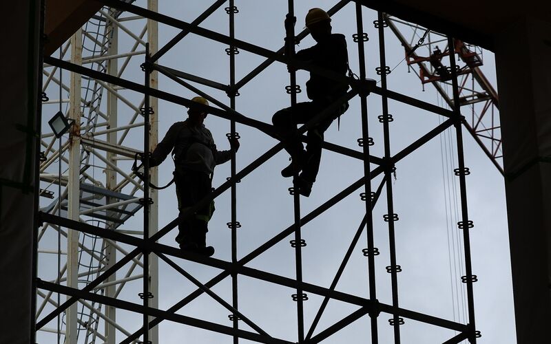 Arbeiter auf der Baustelle: Die Branche dürfte 2026 nach Jahren der Krise wieder wachsen (Archivbild) - Foto: Jan Woitas/dpa