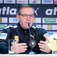 Auf die deutschen Handballer um Bundestrainer Alfred Gislason wartet gegen Frankreich ein Endspiel ums EM-Halbfinale.  - Foto: Sina Schuldt/dpa