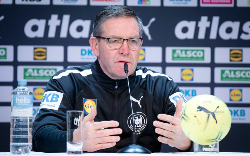 Auf die deutschen Handballer um Bundestrainer Alfred Gislason wartet gegen Frankreich ein Endspiel ums EM-Halbfinale.  - Foto: Sina Schuldt/dpa