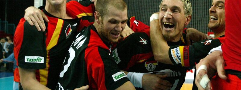 2003 durften die DHB-Spieler um Stefan Kretzschmar (r) den Halbfinalsieg gegen Frankreich bejubeln. (Archivbild) - Foto: Lusa Antonio Cotrim/epa/dpa