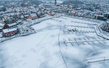 In Mecklenburg-Vorpommern fĂĽhrten die winterlichen Temperaturen zu einem seltenen Naturschauspiel. - Foto: Jens BĂĽttner/dpa