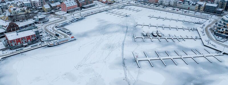 In Mecklenburg-Vorpommern fĂŒhrten die winterlichen Temperaturen zu einem seltenen Naturschauspiel. - Foto: Jens BĂŒttner/dpa