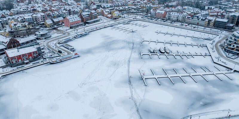In Mecklenburg-Vorpommern führten die winterlichen Temperaturen zu einem seltenen Naturschauspiel. - Foto: Jens Büttner/dpa