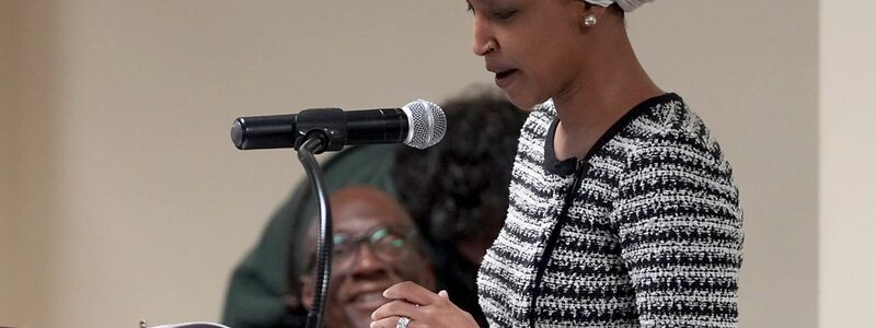 US-Präsident Donald Trump greift die linke Abgeordnete verbal immer wieder heftig an. - Foto: Richard Tsong-Taatarii/Star Tribune via AP/dpa