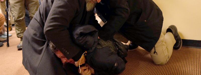 Sicherheitskräfte brachten den Angreifer schnell unter Kontrolle. - Foto: Richard Tsong-Taatarii/Star Tribune via AP/dpa