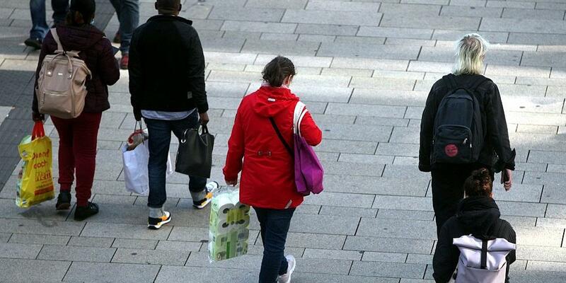 Menschen in einer Fußgängerzone (Archiv) - Foto: via dts Nachrichtenagentur