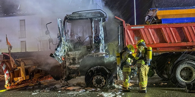 FW-DT: Brennendes Räum- / Streufahrzeug auf der Bielefelder Straße - Foto: presseportal.de