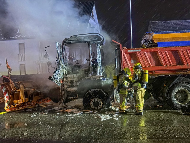FW-DT: Brennendes Räum- / Streufahrzeug auf der Bielefelder Straße - Foto: presseportal.de