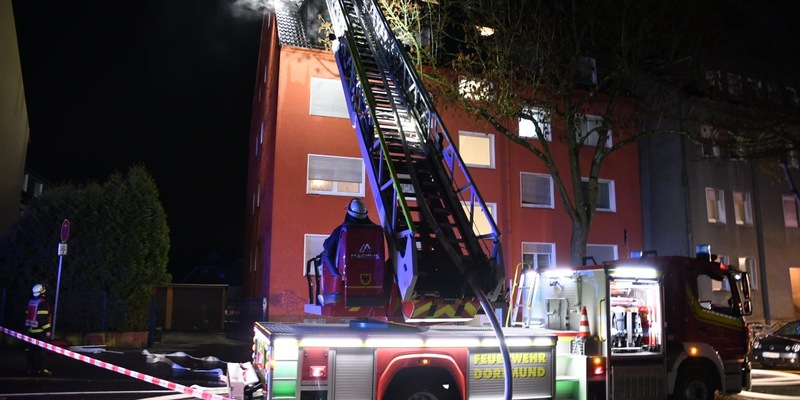 FW-DO: Wohnungsbrand in Huckarde - Flammen schlagen aus dem Fenster und greifen auf Fassade und Dach über - Foto: presseportal.de