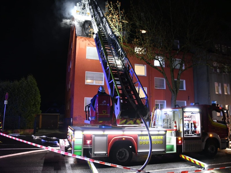 FW-DO: Wohnungsbrand in Huckarde - Flammen schlagen aus dem Fenster und greifen auf Fassade und Dach ĂŒber - Foto: presseportal.de