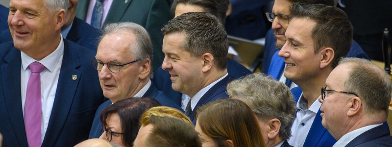 Reiner Haseloff und Sven Schulze umringt von Parlamentariern.  - Foto: Klaus-Dietmar Gabbert/dpa