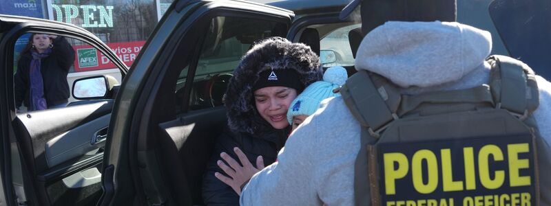 Razzien sollen helfen, Trumps rigorose Abschiebepolitik durchzusetzen. - Foto: Adam Gray/FR172090 AP/AP/dpa