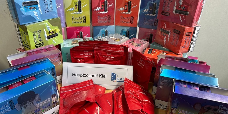 HZA-KI: Zoll stellt illegale Vapes und Wasserpfeifentabak im Wert von rund 15.000 Euro in Kieler Geschäft sicher - Foto: presseportal.de