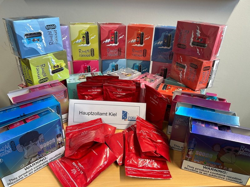 HZA-KI: Zoll stellt illegale Vapes und Wasserpfeifentabak im Wert von rund 15.000 Euro in Kieler Geschäft sicher - Foto: presseportal.de