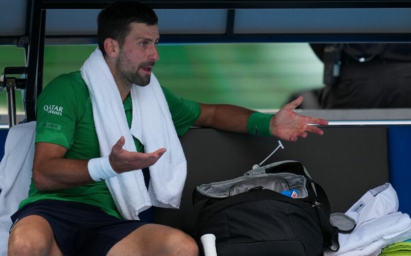 Novak Djokovic stand in Melbourne kurz vor dem Aus. - Foto: Asanka Brendon Ratnayake/AP/dpa