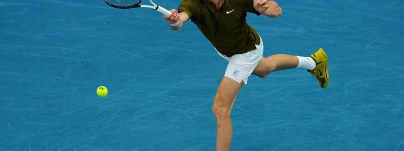 Titelverteidiger Jannik Sinner trifft im Halbfinale von Melbourne auf Novak Djokovic. - Foto: Dar Yasin/AP/dpa