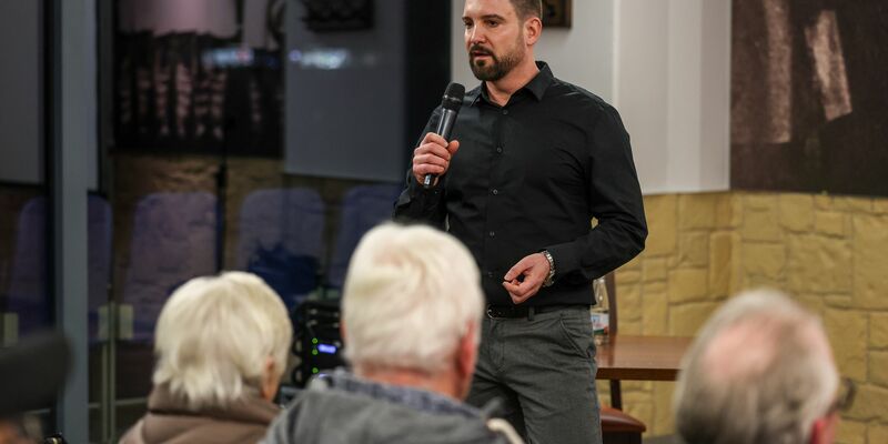 Der Rechtsanwalt Daniel Kuhlmann - hier bei einer Infoveranstaltung für Geschädigte - hat nach dem Gelsenkirchener Sparkassen-Einbruch nach eigenen Angaben erste Klagen gegen die Bank eingereicht. (Archivbild) - Foto: Christoph Reichwein/dpa