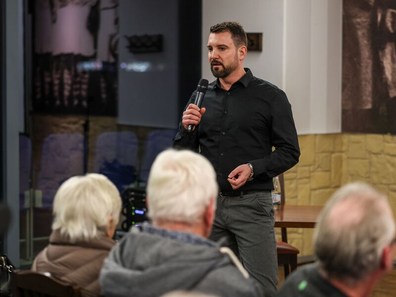 Der Rechtsanwalt Daniel Kuhlmann - hier bei einer Infoveranstaltung für Geschädigte - hat nach dem Gelsenkirchener Sparkassen-Einbruch nach eigenen Angaben erste Klagen gegen die Bank eingereicht. (Archivbild) - Foto: Christoph Reichwein/dpa