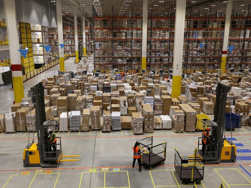 Aus solchen Logistikzentren beliefert Amazon seine Kunden. (Archivbild) - Foto: Bernd Wüstneck/dpa
