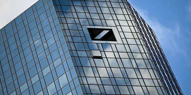 Durchsuchungen bei Deutschlands größtem Geldhaus. (Archivbild) - Foto: Arne Dedert/dpa