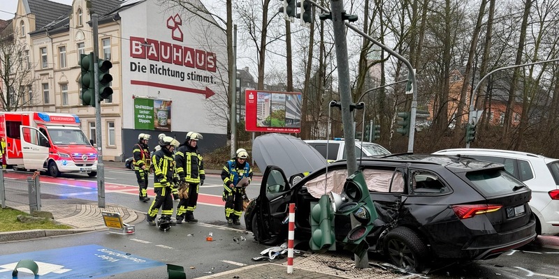 FW-BO: Verkehrsunfall auf der Herner Straße - Zwei Verletzte, Ampelmast beschädigt - Foto: presseportal.de
