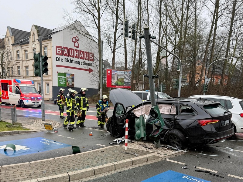 FW-BO: Verkehrsunfall auf der Herner Straße - Zwei Verletzte, Ampelmast beschädigt - Foto: presseportal.de