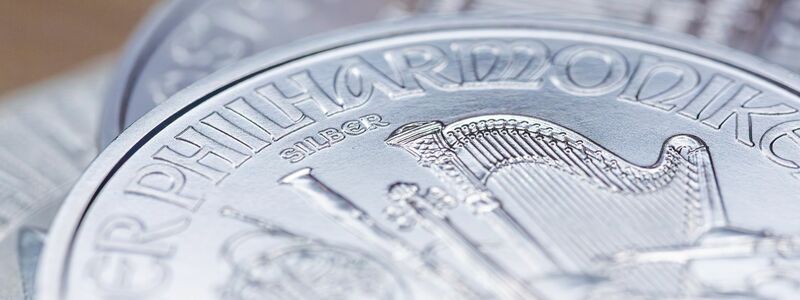 Knapp und teuer: Die silbernen «Wiener Philharmoniker»-Anlagemünzen. Der Silberpreis steigt derzeit noch schneller als der Goldpreis. (Archiv)  - Foto: Fernando Gutierrez-Juarez/dpa