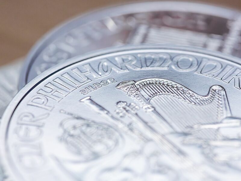 Knapp und teuer: Die silbernen «Wiener Philharmoniker»-Anlagemünzen. Der Silberpreis steigt derzeit noch schneller als der Goldpreis. (Archiv)  - Foto: Fernando Gutierrez-Juarez/dpa