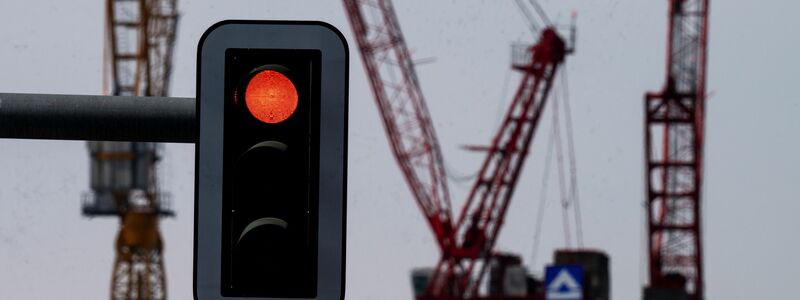 Es sieht wieder etwas schlechter aus. Die Bundesregierung senkt die Wachstumsprognose für dieses Jahr. (Symbolbild) - Foto: Soeren Stache/dpa