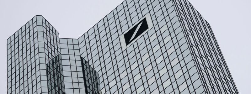 Am Mittwoch betraten Ermittler die Zentrale der Deutschen Bank an der Frankfurter Taunusanlage. - Foto: Boris Roessler/dpa