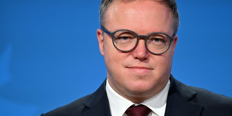 Thüringens Ministerpräsident Mario Voigt (CDU) soll seinen Doktortitel verlieren. Er will dagegen rechtlich vorgehen. (Archivbild) - Foto: Martin Schutt/dpa