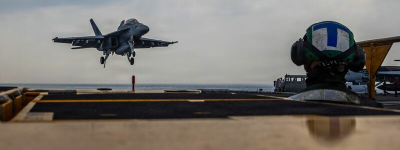Nach US-Angaben ist der FlugzeugtrÀger «USS Abraham Lincoln» im Nahen Osten angekommen. (Archivbild) - Foto: Seaman Daniel Kimmelman/US Navy/AP/dpa
